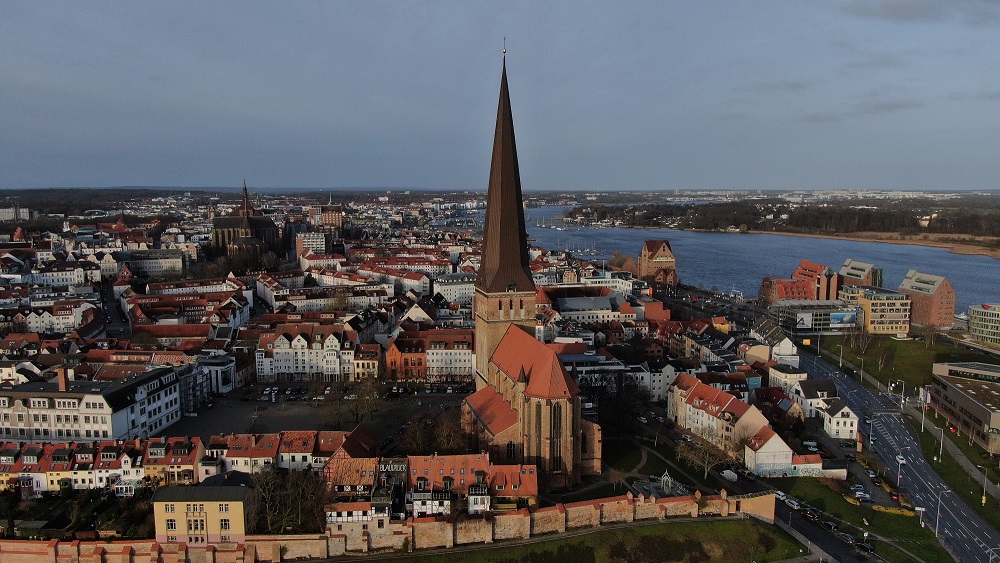 Luftaufnahme von Rostock an der Warnow