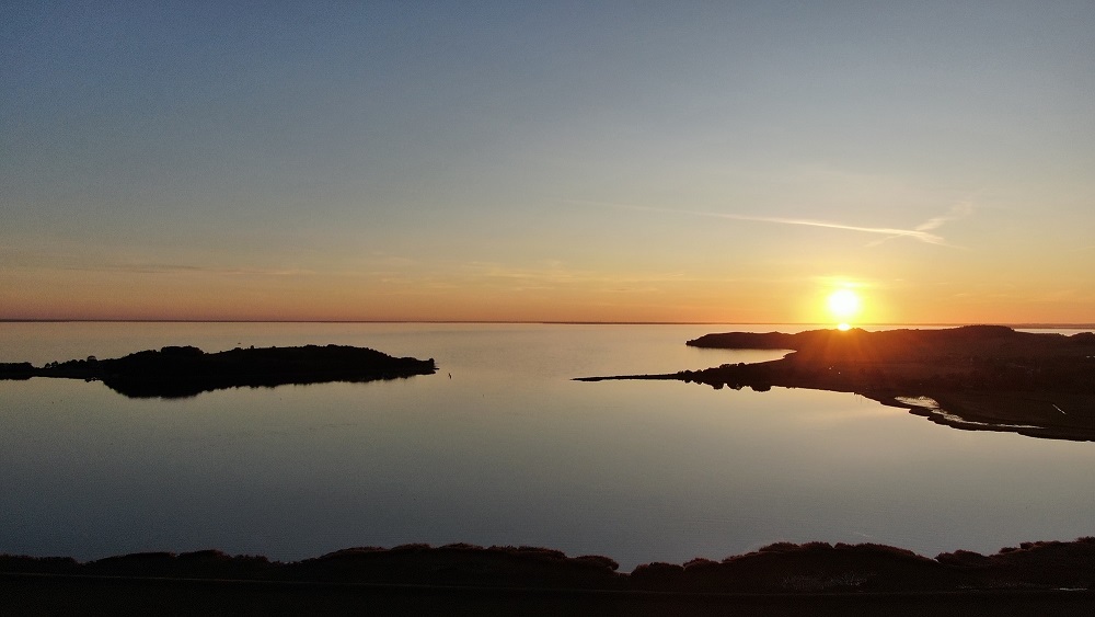 Luftaufnahme der Ausfahrt vom Zicker See
                    bei Sonnenuntergang